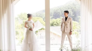 Penyanyi Lee Dong Wook dan pasangan