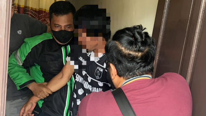 Polisi Nyamar Jadi ojol saat membuntuti dan menangkap tiga pelaku curanmor. Muhammad AR/VIVA