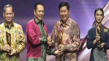 Tokoh Belitung Timur Kamarudin Muten raih penghargaan.