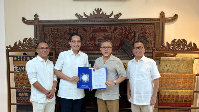 Ketua Umum PAN, Zulkifli Hasan saat menyerahkan surat rekomendasi dukungan kepada Rico Waas dan Zakiyuddin Harahap di Pilkada Medan 2024.(istimewa/VIVA)