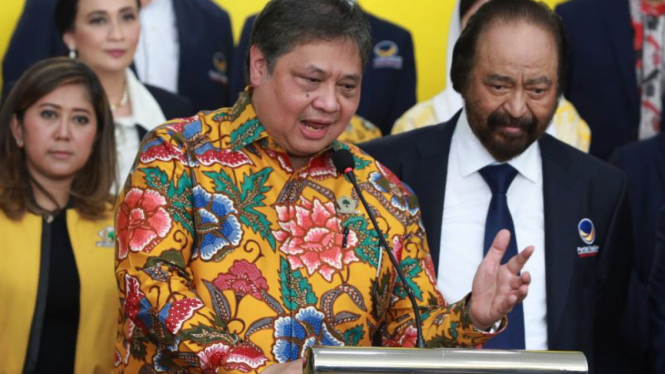Arsip foto - Ketua Umum Partai Golkar Airlangga Hartarto (kiri) bersama Ketua Umum Partai NasDem Surya Paloh (kanan) saat menyampaikan keterangan kepada wartawan usai pertemuan di Partai Golkar, Jakarta, Rabu, 1 Februari 2023.