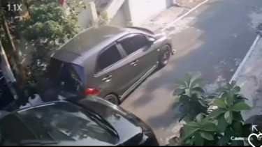 Mobil parkir sembarangan kena senggol kendaraan lain