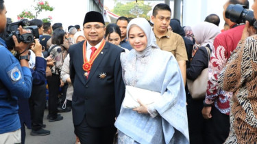 Menteri Agama Yaqut Cholil Qoumas dan istri usai terima bintang Tanda Kehormatan