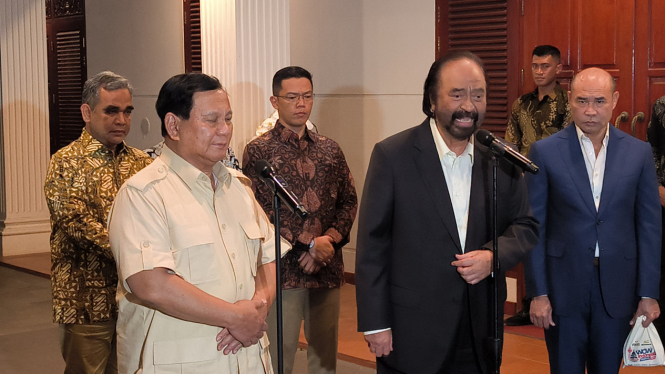Ketua Umum Partai Nasdem, Surya Paloh (kanan) dan Ketua Umum Partai Gerindra Prabowo Subianto (kiri) di Kertanegara IV, Jakarta Selatan, Kamis, 15 Agustus 2024
