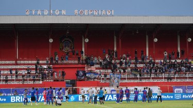 Laga Arema FC dihadiri Aremania di Stadion Soepriadi, Blitar