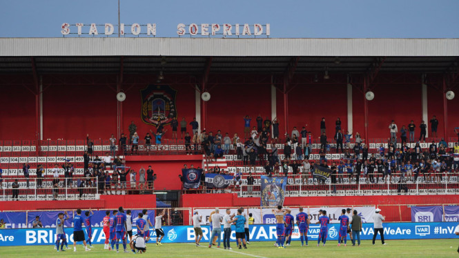 Laga Arema FC dihadiri Aremania di Stadion Soepriadi, Blitar