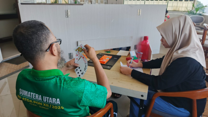 Sesi latihan cabor Bridge Sumut jelang PON XXI 2024.(B.S.Putra/VIVA)