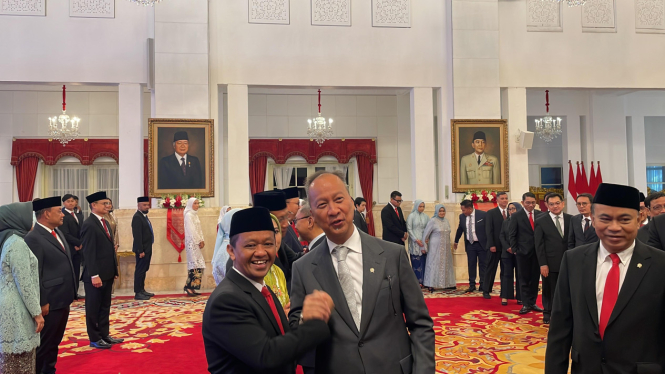 Agus Gumiwang bersalaman dengan Bahlil Lahadalia