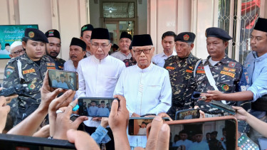 Ketua Umum NU KH Yahya Cholil Staquf dan KH Anwar Iskandar di PC NU Surabaya.