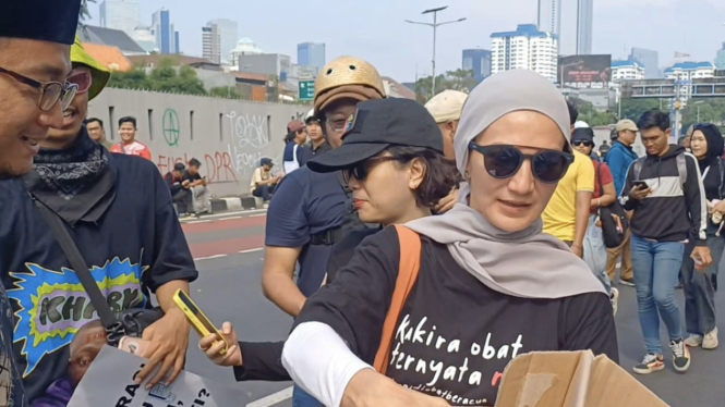 Wanda Hamidah bagi-bagi makanan untuk pendemo