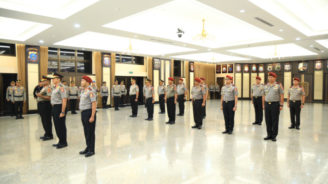 12 perwira tinggi Polri naik pangkat.