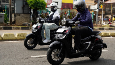 Mengendarai sepeda motor di jalan