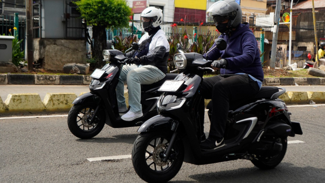 Mengendarai sepeda motor di jalan