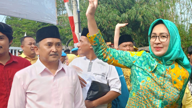 Calon guburnur Airin Rachmi Diany dan calon wakil gubernur Ade Sumardi Mendaftar ke KPU Banten.
