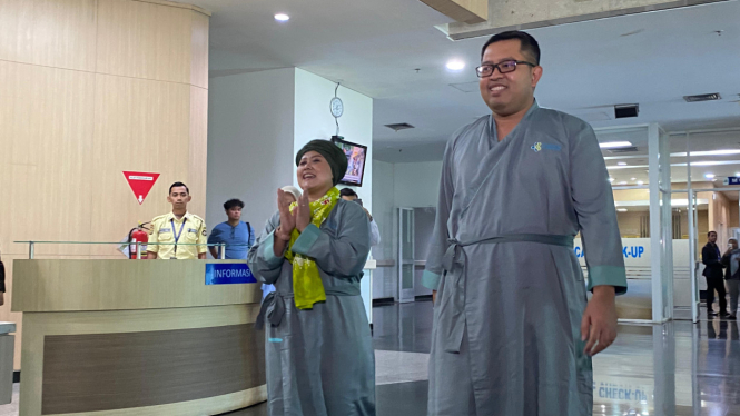 Pasangan Luluk Nur Hamidah dan Lukmanul Khakim di RSUP Fatmawati, Jakarta Selatan usai rampung tes kesehatan