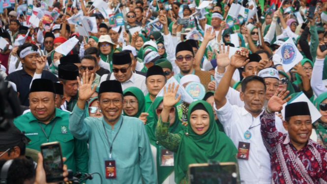 Rohmi-Firin mendaftar ke KPUD NTB dengan dikawal ribuan pendukung (Satria)