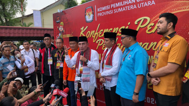 Edy Rahmayadi - Hasan Basri Sagala saat memberikan keterangan pers, usai mendaftarkan di KPU Sumut.(B.S.Putra/VIVA)