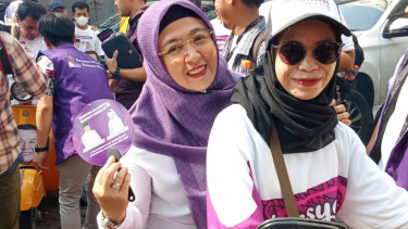Adik Zaki Iskandar, Intan Nurul Hikmah (kerudung ungu)- menuju ke KPU Kabupaten Tangerang
