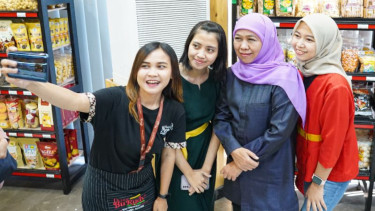 Bakal cagub Jatim Khofifah Indar Parawansa (dua dari kanan).