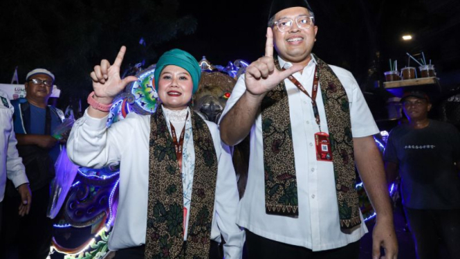 Pasangan bakal calon gubernur dan wakil gubernur Jawa Timur Luluk Nur Hamidah (kiri) dan Lukmanul Khakim (kanan) berpose saat mendaftar di Kantor KPU Provinsi Jawa Timur, Surabaya, Jawa Timur, Kamis, 29 Agustus 2024.