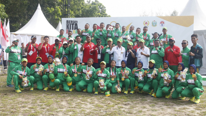 Tim Kriket Putra-Putri Sumut menerima medali emas, usai menerima medali emas di PON 2024, Aceh-Sumut.(dok PON 2024 Sumut)