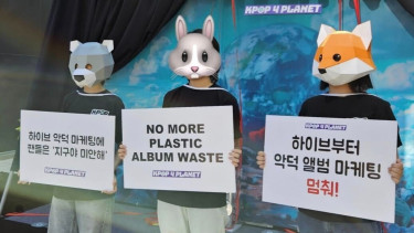 Fans K-Pop geruduk kantor pusat HYBE di Seoul, Korea Selatan.