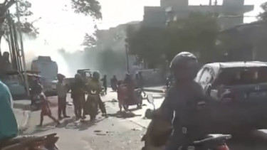 Pihak pemadam kebakaran mengungkapkan bahwa sopir truk tangki diduga mengalami serangan jantung yang menyebabkan insiden tersebut.