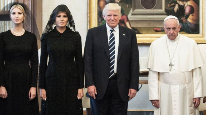 Paus Fransiskus menerima kunjungan keluarga Donald Trump di Vatican (24/5/2017).