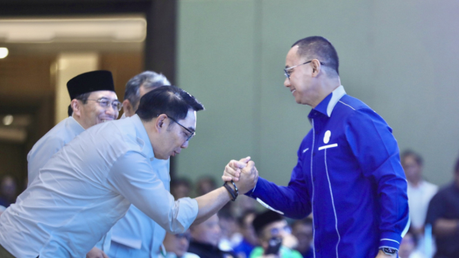 Eddy Soeparno bersalaman dengan Ridwan Kamil
