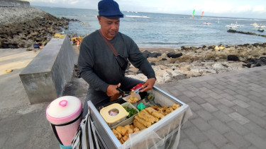 Dewa saat berjualan lumpia legendnya di Pantai Matahari Terbit Sanur