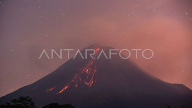 Lava Pijar Gunung Merapi Terlihat dari Turi Sleman DIY 14 Agustus 2024