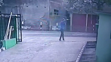 Aksi sejumlah remaja yang mengacungkan senjata tajam di depan SMK Ma'arif NU Paguyangan terekam kamera CCTV.