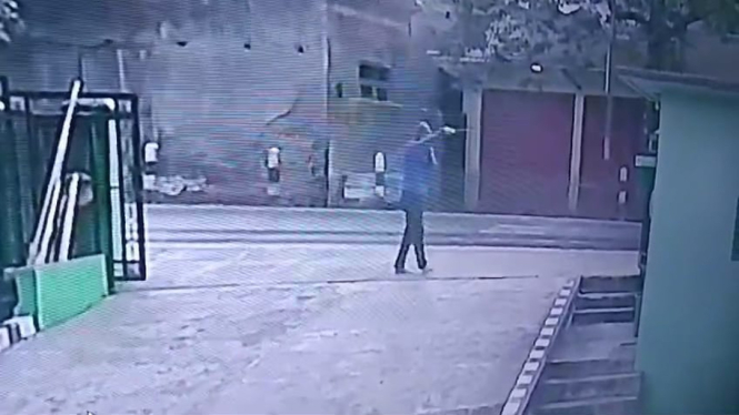 Aksi sejumlah remaja yang mengacungkan senjata tajam di depan SMK Ma'arif NU Paguyangan terekam kamera CCTV.