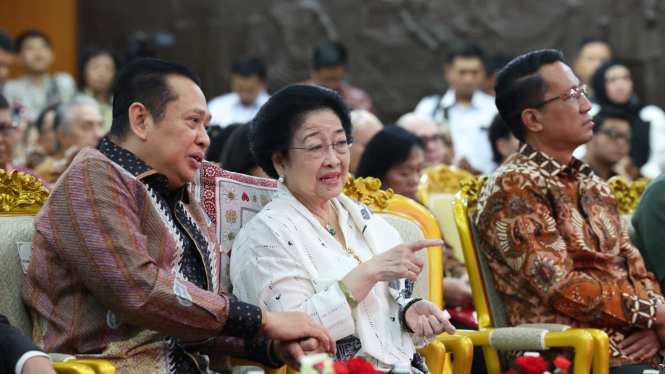 Ketua MPR RI Bambang Soesatyo alias Bamsoet bersama Presiden RI ke-5 Megawati Soekarnoputri dalam acara silaturahmi kebangsaan di Kompleks Parlemen, Senayan, Jakarta Pusat, Senin, 9 September 2024 (sumber: Tim Media PDIP) 