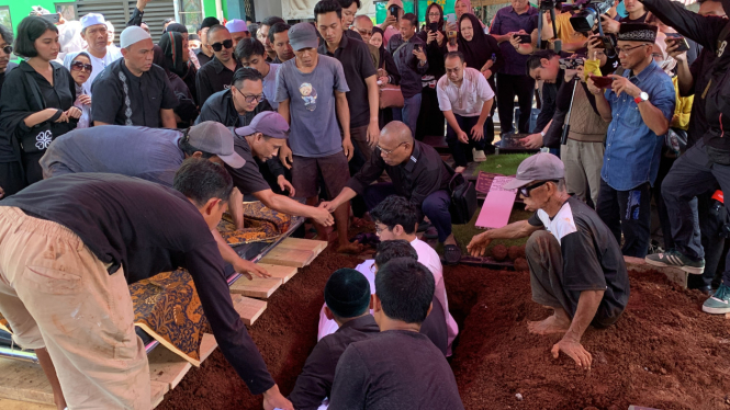 Situasi pemakaman, Foto: Isra Berlian