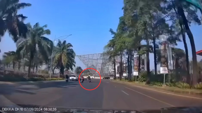 Momen Jambret Handphone di Summarecon Bekasi Terekam Dashcam Mobil