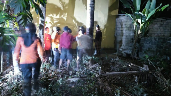 Petugas SAR mengevakuasi korban dari atas pohon kelapa (dok. Humas SAR Mataram)