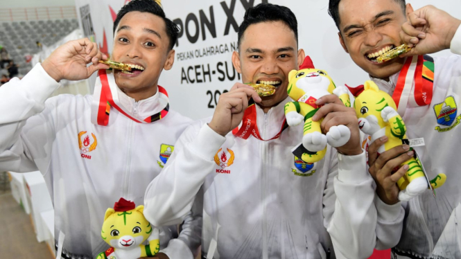 Trio atlet Senam Aerobik asal Jambi saat menerima medali emas di PON 2024, Aceh-Sumut. (Dok PON 2024 wilayah Sumut)