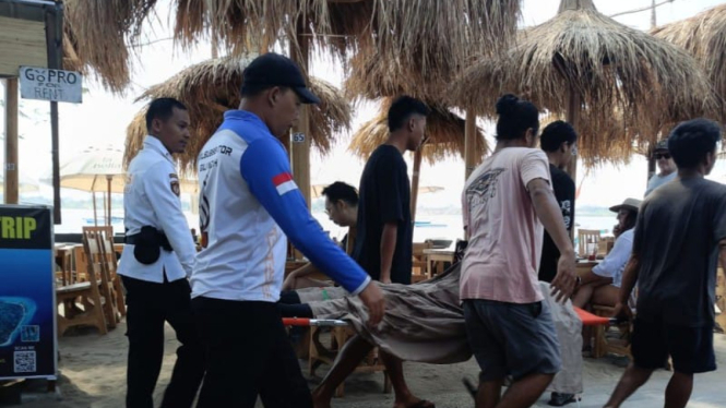 Jenazah korban dievakuasi petugas dan warga (Satria)