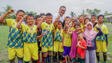 Ketum KONI Kabupaten Deli Serdang, dr H Asri Ludin Tambunan membuka Pertandingan SSB di Lapangan Tanjung Morawa.(istimewa/VIVA)