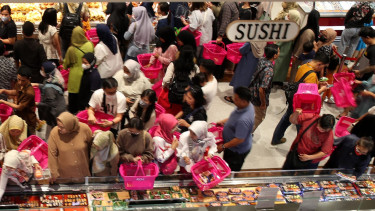 Pengunjung berburu kuliner di AEON CitraRaya Tangerang.