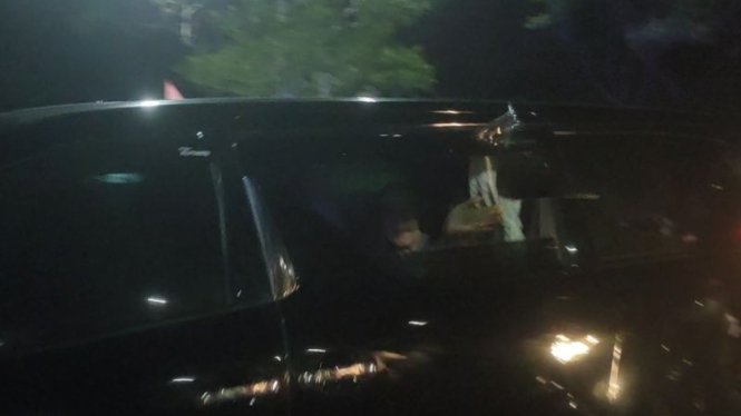 Presiden Jokowi membagikan kaos di Aceh
