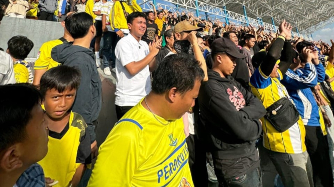 Faldo Maldini menyaksikan laga Persikota Vs Bekasi FC