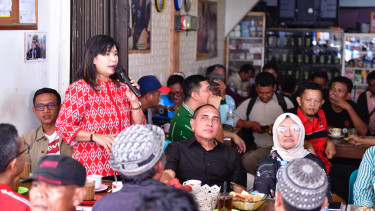 Bacalon Gubernur Sumut, Edy Rahmayadi dan Wakil Ketua DPD PDI Perjuangan Sumut, Sarma Hutajulu, bersama masyarakat di Kabupaten Toba.(Istimewa/VIVA)