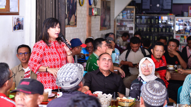 Bacalon Gubernur Sumut, Edy Rahmayadi dan Wakil Ketua DPD PDI Perjuangan Sumut, Sarma Hutajulu, bersama masyarakat di Kabupaten Toba.(Istimewa/VIVA)