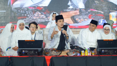 Khofifah Indar Parawansa dan Eri Cahyadi menghadiri Maulid Nabi