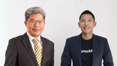 Foto (kiri -kanan): Dato' Khairussaleh Ramli President & Group CEO Maybank, Arthur Adisusanto Country Head Modalku