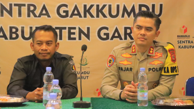 Kapolres Garut, AKBP Muhammad Fajar Gemilang (kiri) 