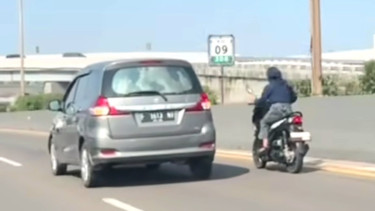 Pengendara motor lewat jalan tol