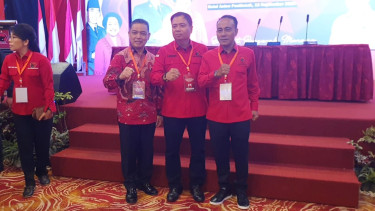 Cagub Kalbar Ria Norsan (kiri) dan Cawagub Kalbar Krisantus Kurniawan (kanan) berfoto bersama Lasarus usai Rakerdasus PDI Perjuangan di Hotel Aston Pontianak, Kalimantan Barat, Kamis 12 September 2024.